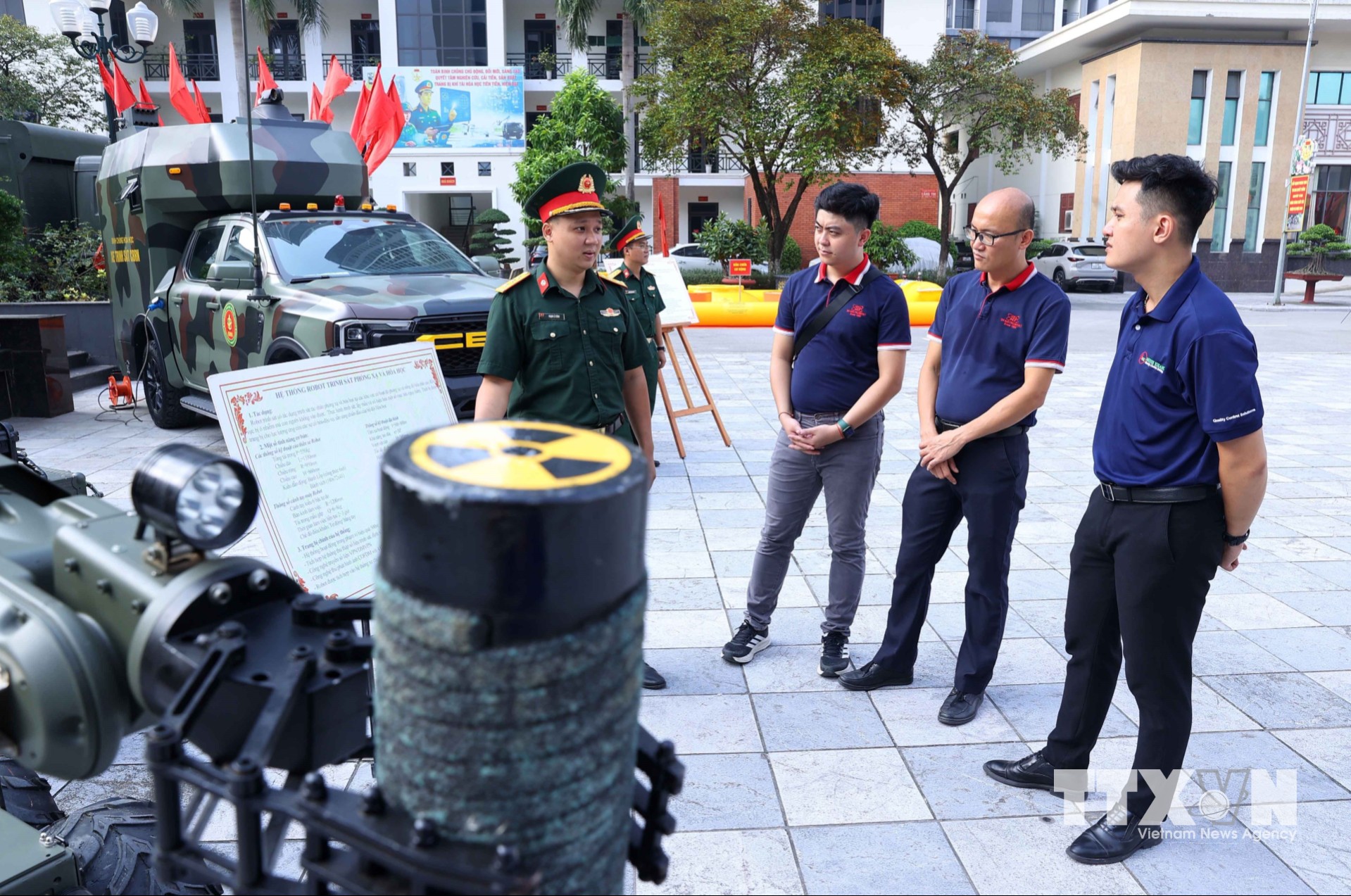 Các đại biểu tham quan khu trưng bày các sản phẩm máy móc, thiết bị tại hội thảo. (Ảnh: Văn Điệp/TTXVN)